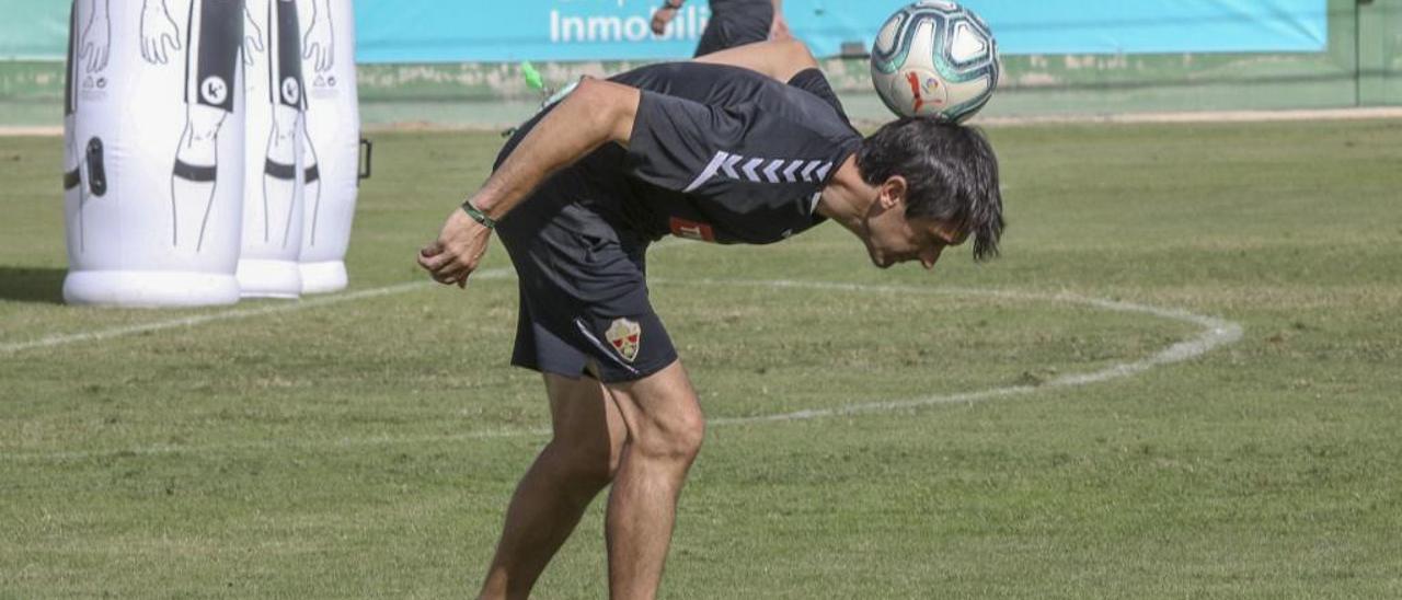 El entrenador Pacheta juguetea con un balón en el entrenamiento del Elche ayer en el anexo.