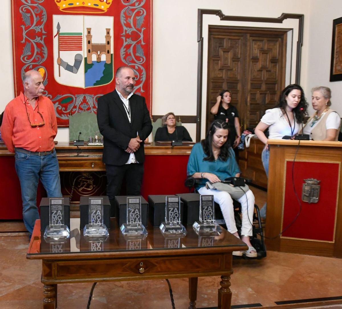 Los integrantes de los grupos de folklore abarrotaron el salón de plenos del Ayuntamiento de Zamora para recibir el homenaje de las instituciones y la organización del festival.