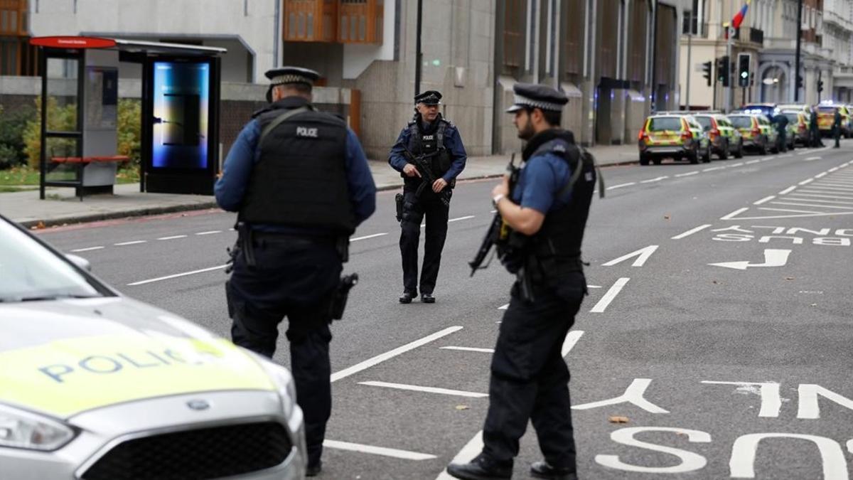 Agentes de policía, en las inmediaciones del Museo de Historia Nacional de Londres.