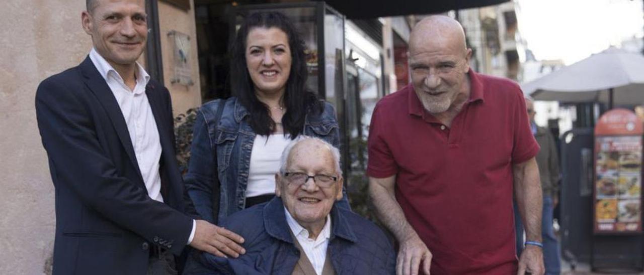 Ricardo Martínez Cuartas, con sus nietos Ismael Martínez y Andrea Martínez y, a la derecha, su hijo Amador Martínez Lorenzo. | Miki López