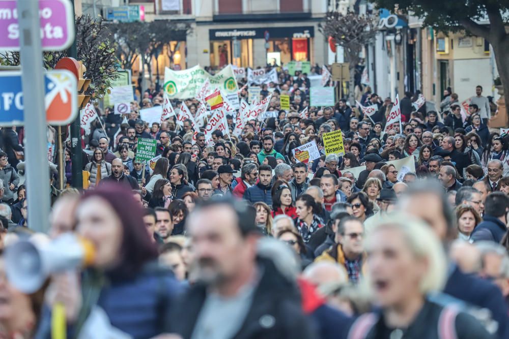 Veinte mil personas reclamaron ayer en las calles de Orihuela la derogación de la ley de Plurilingüismo