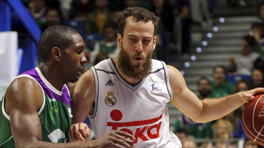 Los jugadores Nelson, del Unicaja, y Rodríguez, del Madrid.