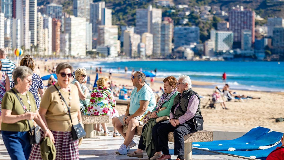 VIAJES DEL IMSERSO | Turistas en la playa de Levante de Benidorm.