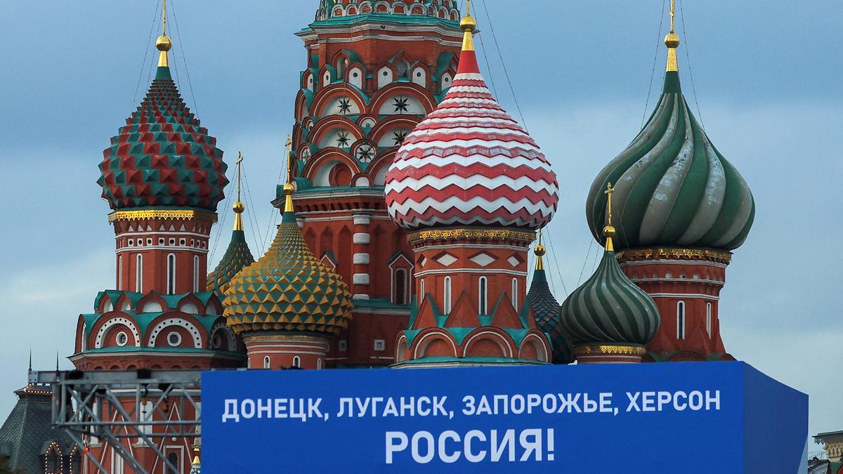 Una pantalla instalada en el centro de Moscú muestra los nombres de las cuatro regiones de Ucrania que se anexionarán a Rusia, tras la celebración de referéndums