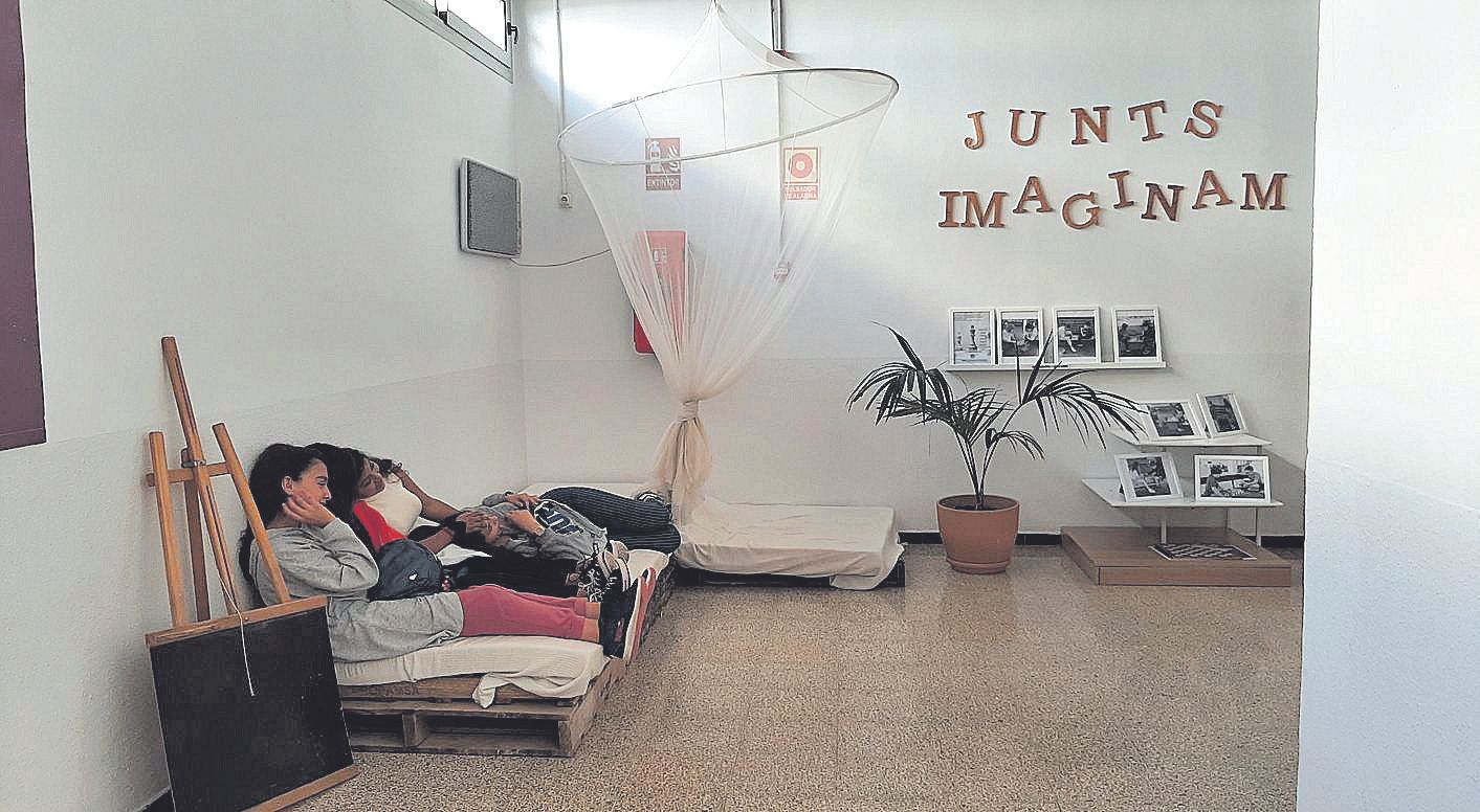 Un grupo de alumnas durante el tiempo de relajación tras subir del recreo.