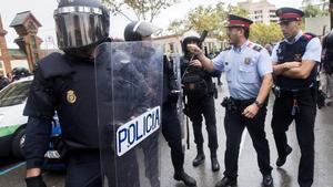 Enfrentamiento verbal entre agentes de los Mossos y la Guardia Civil en el IES Can Vilumara de l’Hospitalet de LLobregat.