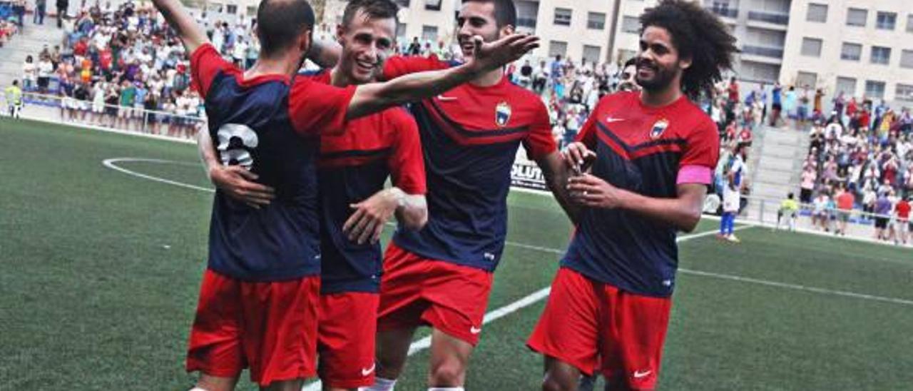 Los jugadores del Eldense abrazan a José Sánchez, autor del 1-0