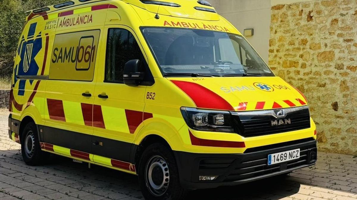 Imagen de archivo de una ambulancia en Ibiza.