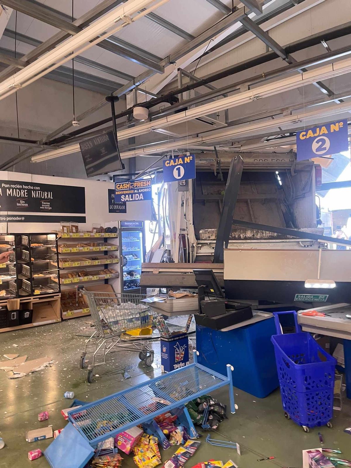 Vista del interior del supermercado tras impactar el camión con la puerta de entrada.