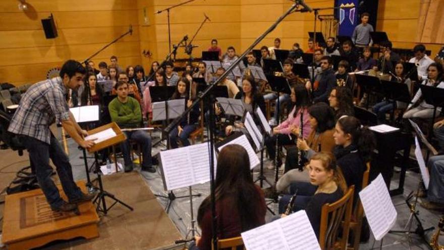 Agulló coordina la sesión de grabación de ayer en el auditorio de la Semana Verde.  // Bernabé/Javier Lalín