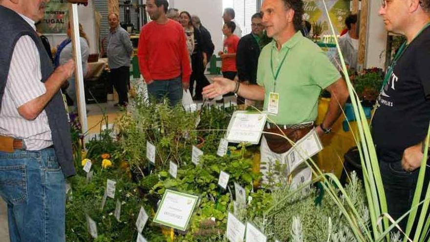 A la izquierda, uno de los nuevos productos de la feria y a la derecha, un vendedor ultima la compra de una clienta.