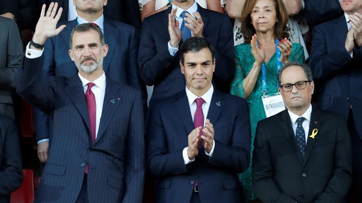 El Rey Felipe VI junto al presidente del Gobierno, Pedro Sánchez y el presidente de la Generalitat, Quim Torra.