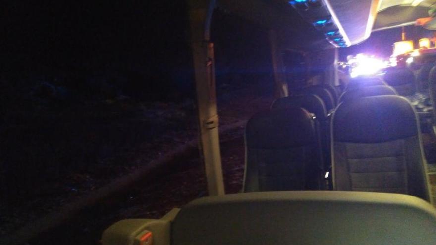 El autobús siniestrado esta madrugada en Villargordo del Cabriel.