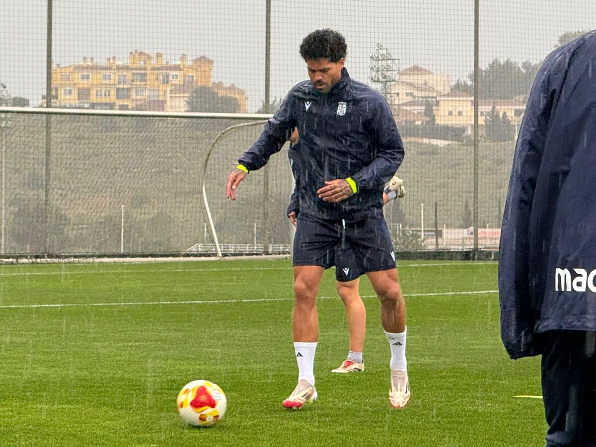 Aridane en el entrenamiento de ayer, con la lluvia como protagonista.
