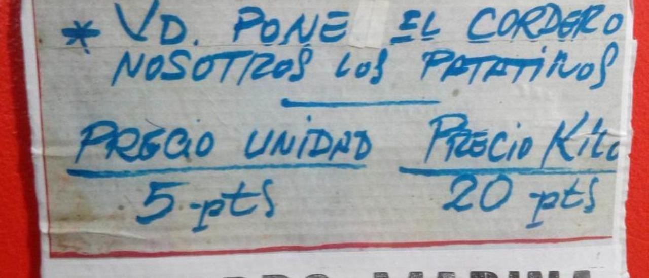 A la izquierda, Manolo Marina anunciaba la venta del local del negocio familiar y, a continuación, varios de los eslóganes más ingeniosos que colgaba en los árboles del concejo para publicitar su tienda.