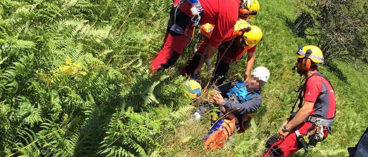 Rescatado en la cascada del xiblu, en Teverga. Un hombre de 61 años fue rescatado ayer por los Bomberos del SEPA cerca de la cascada del Xiblu, en Teverga, tras sufrir una caída que le fracturó un tobillo. Los Bomberos acudieron a la zona a las dos y media de la tarde, tras recibir una llamada del compañero de excursión del herido.