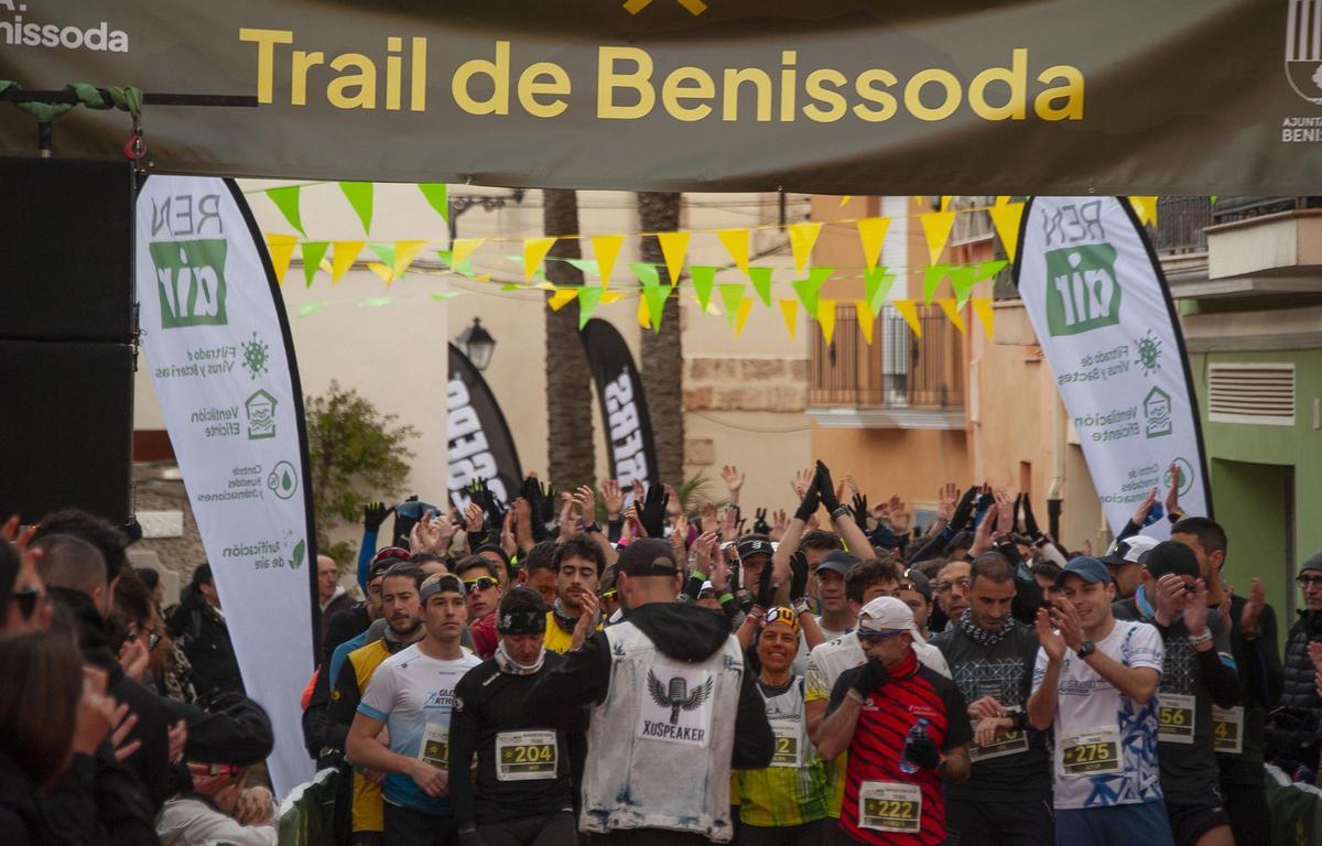 Atletas en la salida del Trail de Benissoda 2026, el pasado 8 de febrero.