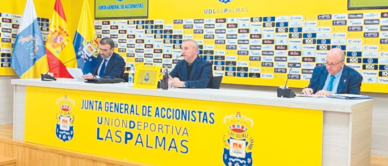 Miguel Ángel Ramírez (centro) durante la Junta General de Accionistas de la UD celebrada ayer