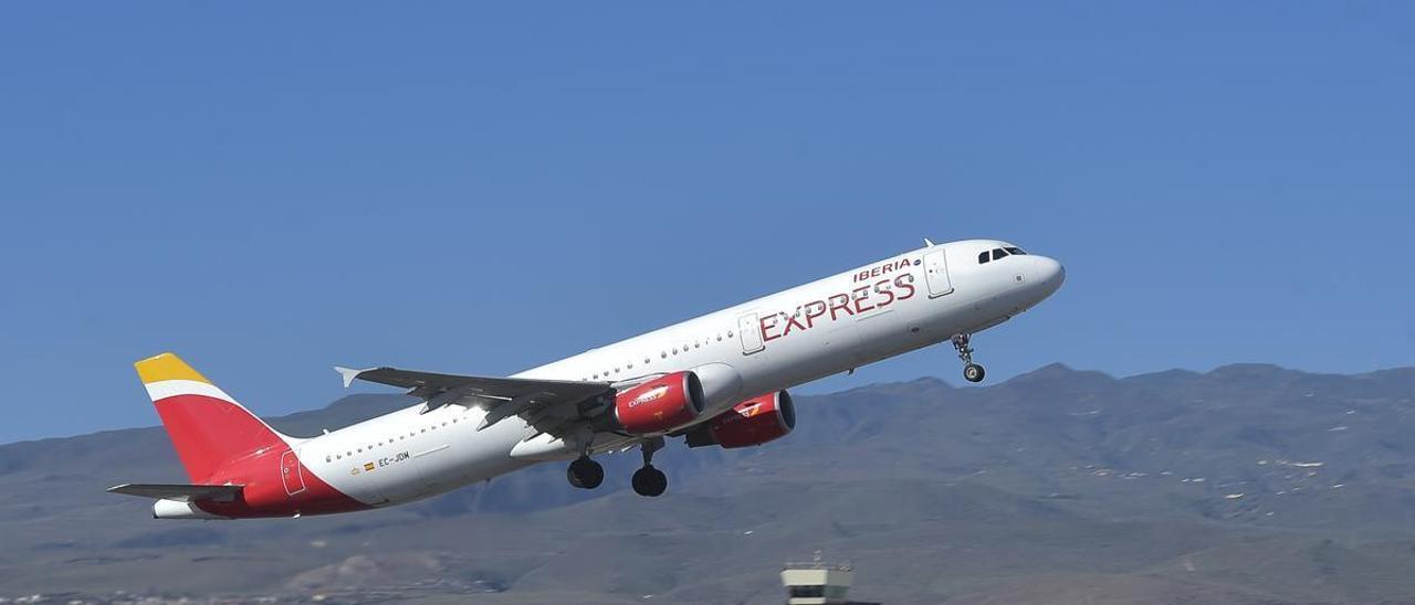 Avion de IBERIA EXPRESS, en el aeropuerto de Gran Canaria.