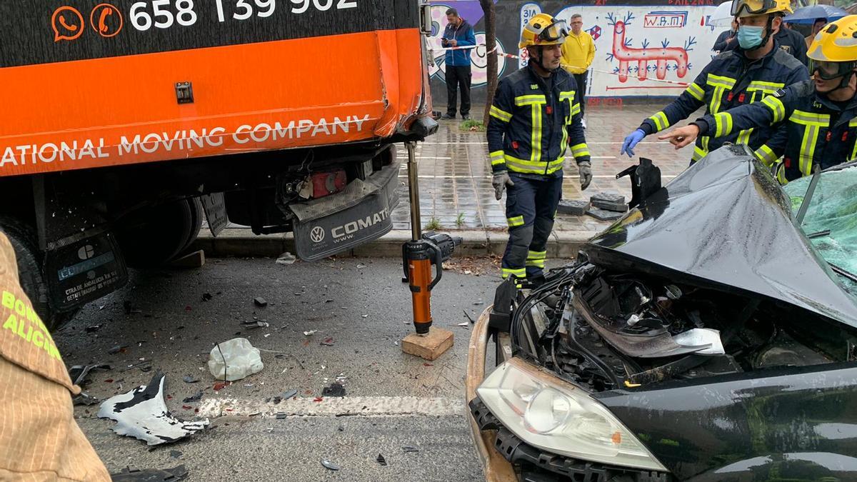 Bomberos en el accidente ocurrido en Alicante.