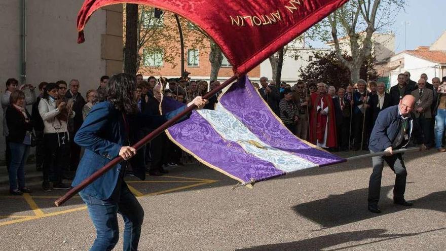 El saludo de los pendones de la Cofradía de la Concha y de la Hiniesta.