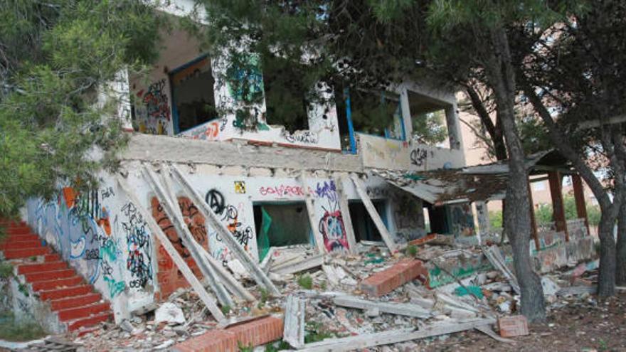 La vieja casona ubicada entre las calles Asunción Valdés y Abelardo Rigual se encuentra en un estado deplorable con parte de su techo y sus paredes desplomados.