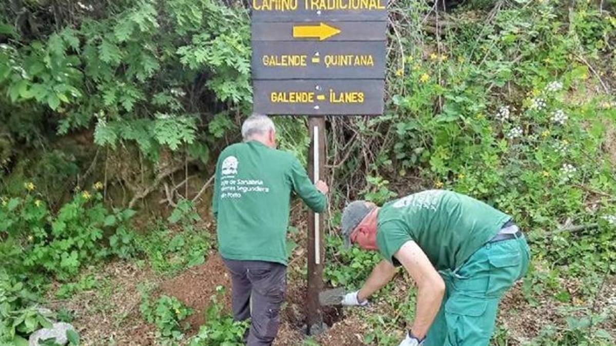 Cuadrilla adecentando puntos de señalización en el entorno del Lago de Sanabria.