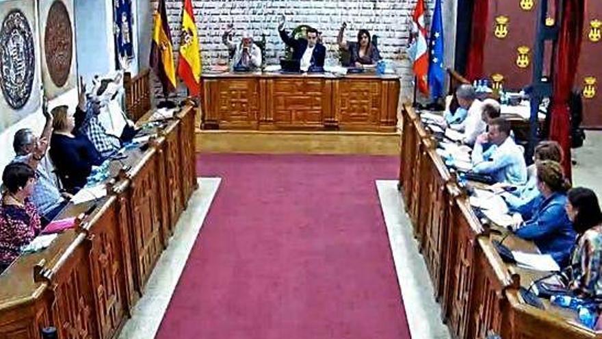 Concejales de PSOE e Izquierda Unida apoyando su moción en la sesión plenaria del jueves. A. G.