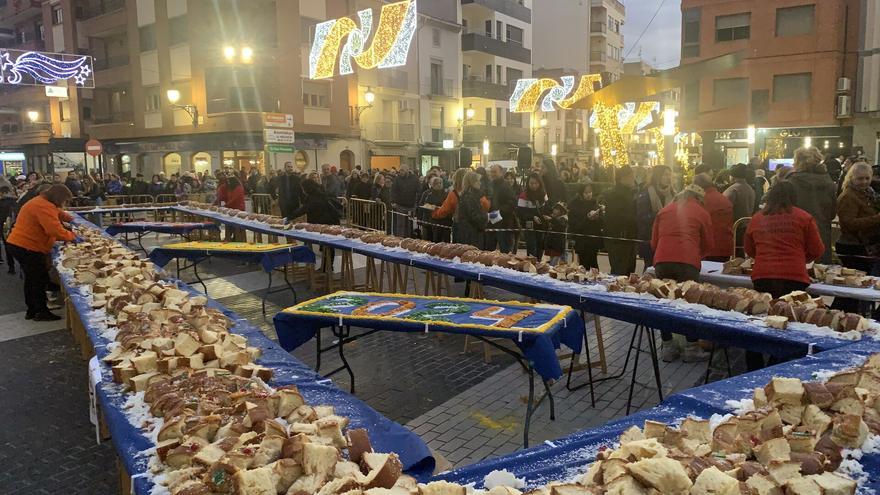 Utiel vuelve a endulzar la Navidad con el roscón de Reyes gigante que aumenta a 56 metros