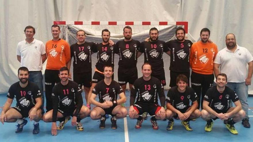 Plantilla y cuerpo técnico del primer equipo del Club Hándbol Marratxí.