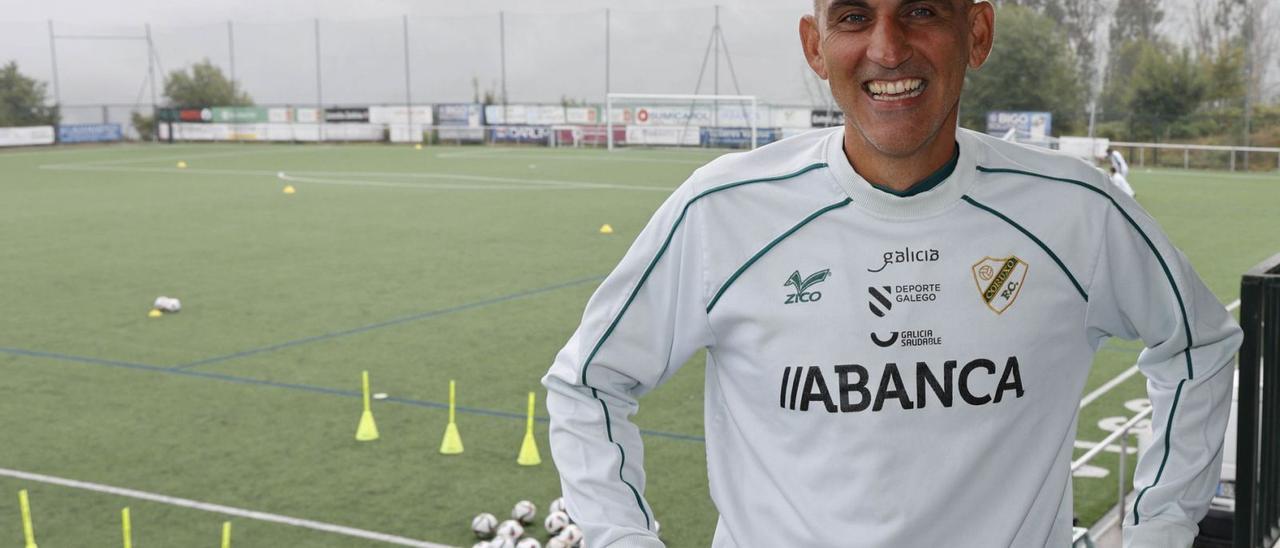 Jacobo Montes, entrenador del Coruxo, ayer en las instalaciones de Fragoselo. // Alba Villar