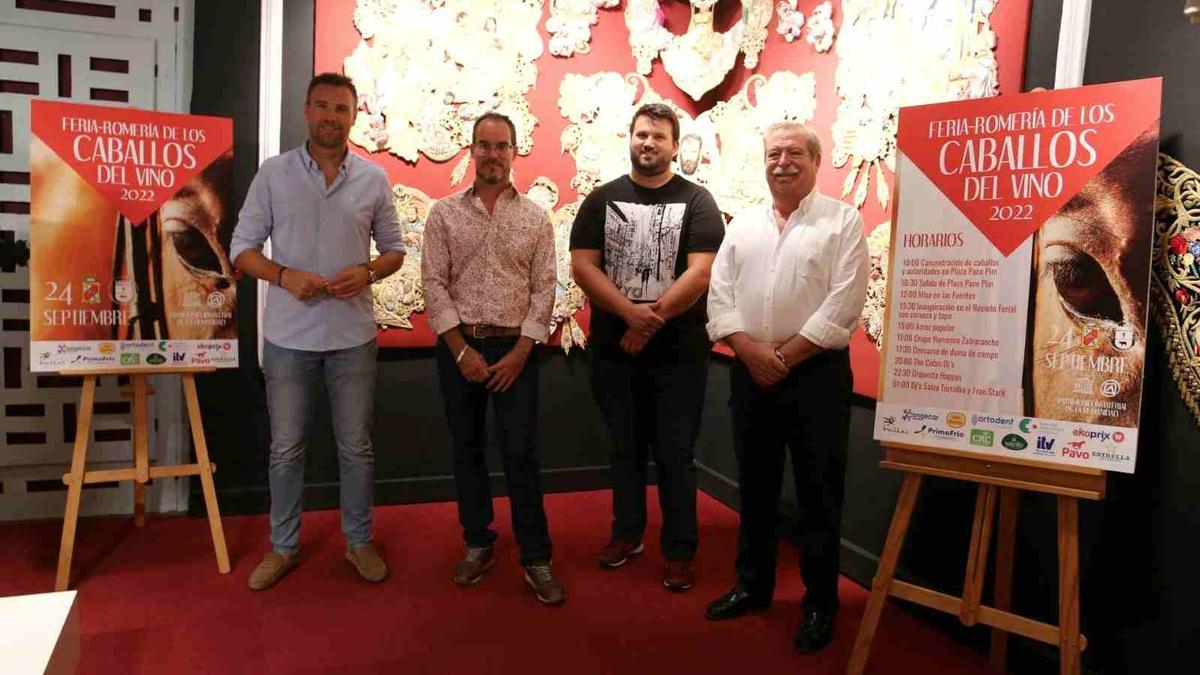 El alcalde de Caravaca, José Francisco García junto al presidente del Bando, Javier Gallego, el secretario de Comisión de Festejos, Simón Laborda y el hermano mayor de la Cofradía, Luis Melgarejo