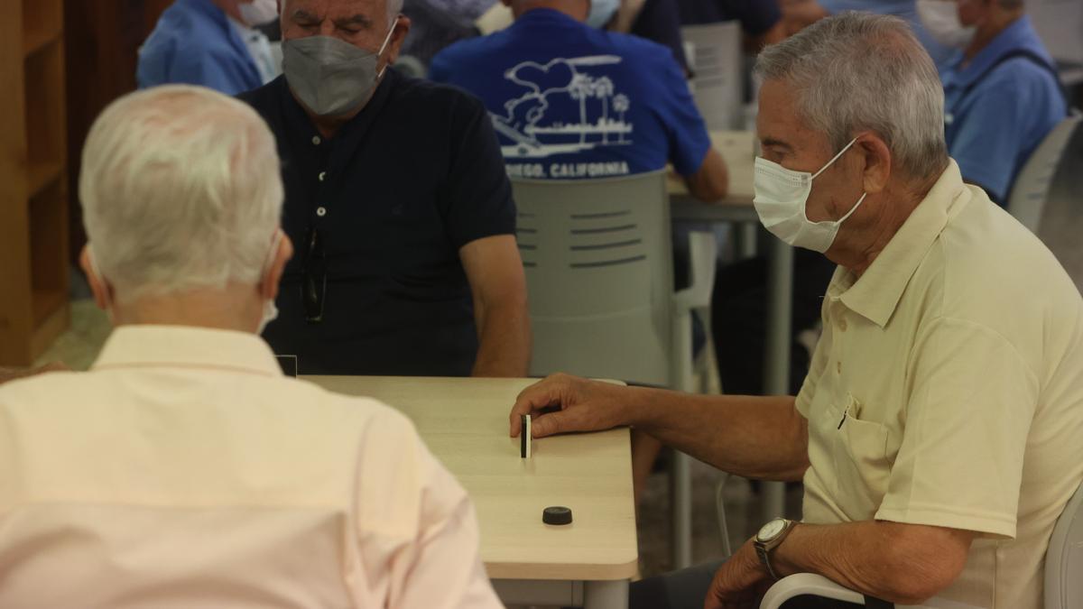 Pensionistas en un centro de mayores de Alicante.