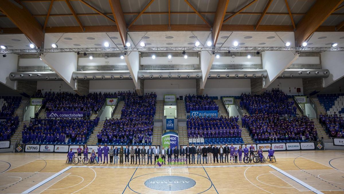Foto de familia de los deportistas de la Fundació Miquel Jaume-Palma Futsal