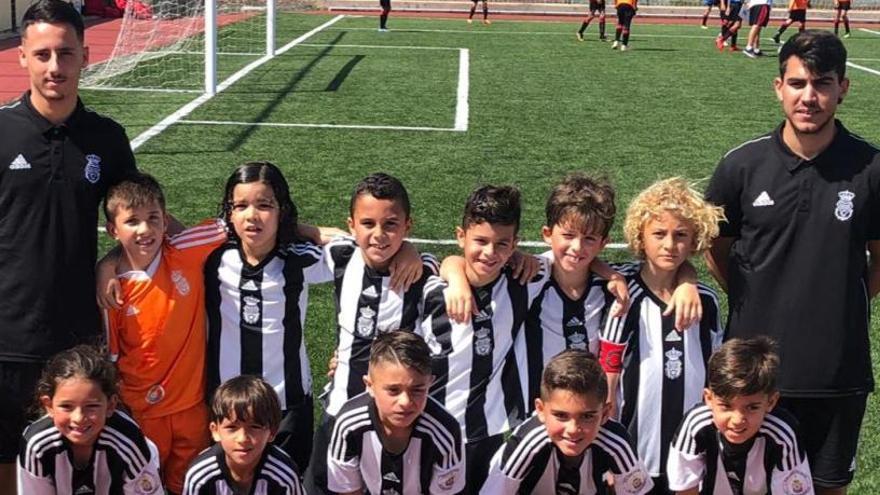 Formación y cuerpo técnico del RC Victoria de categoría benjamín, en la cita del Mundialito de Cataluña.