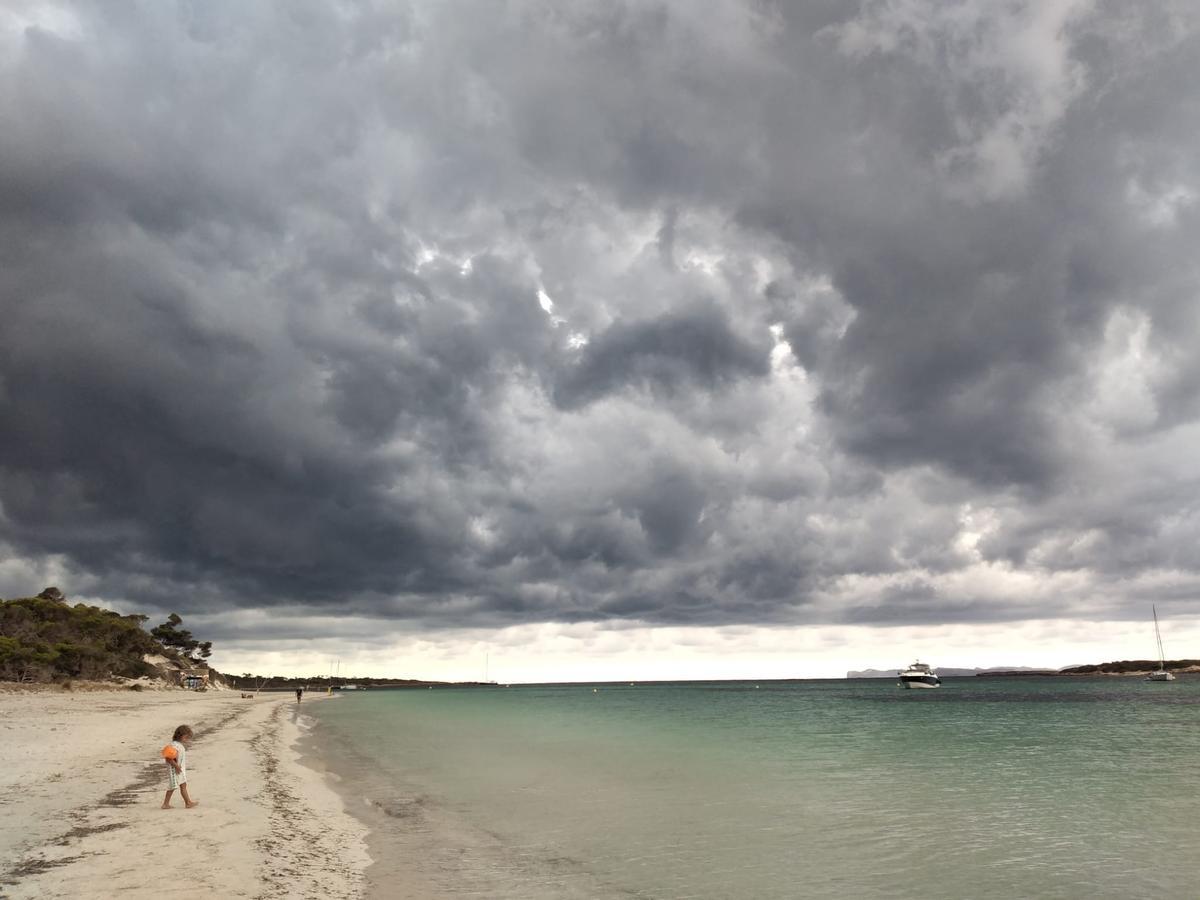 El cielos tormentosos en una playa de Mallorca.