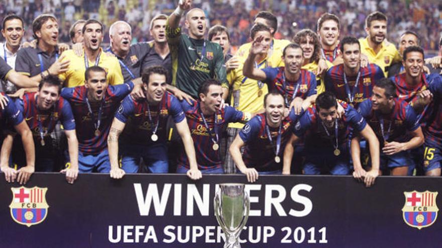 Los jugadores del Barça, con el trofeo de campeones.