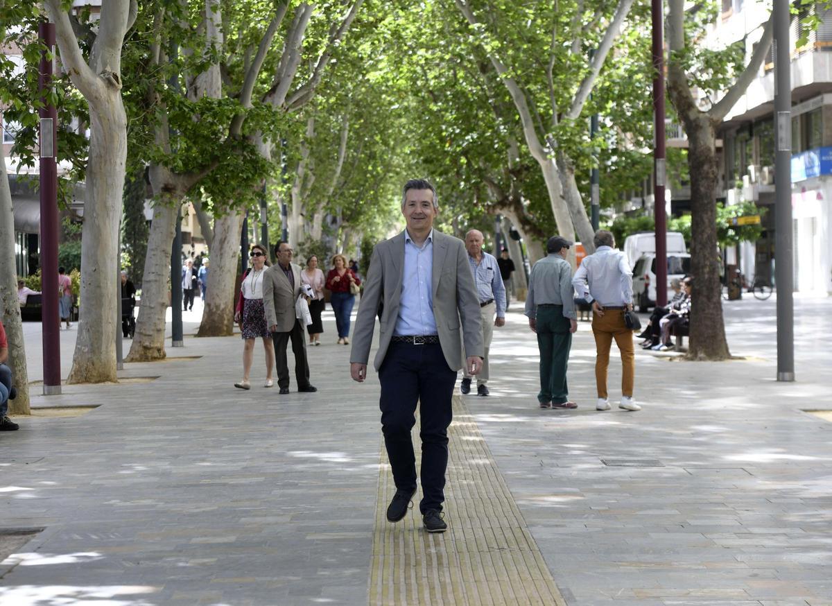 José Manuel Pancorbo camina por Alfonso X El Sabio, rumbo a la sede de Vox en Murcia.