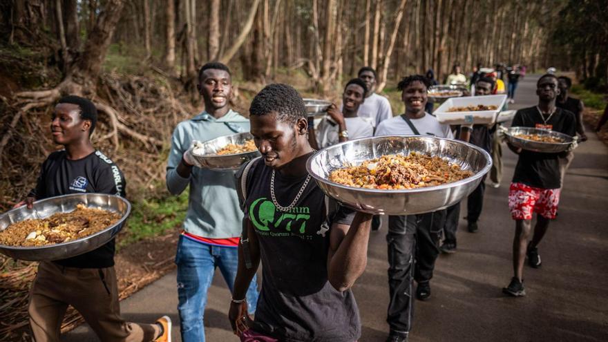 Imagen de la comida ofrecida ayer por el proyecto Xeweë a migrantes en La Laguna. | | ANDRÉS GUTIÉRREZ