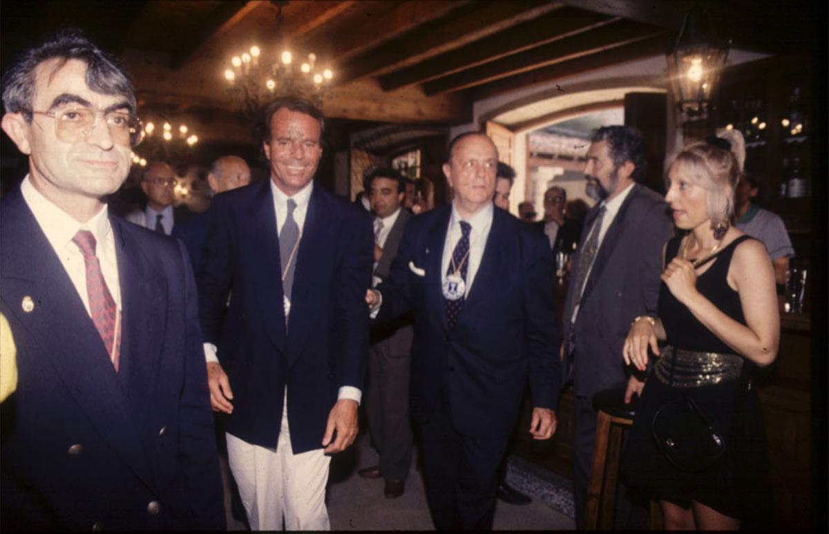 Tirado con Fraga y Julio Iglesias durante una visita del artista a Galicia.