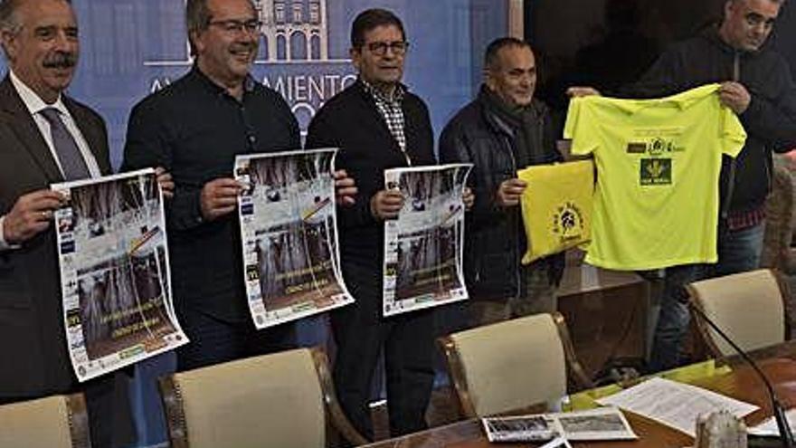 Participantes en el acto de presentación de la carrera.