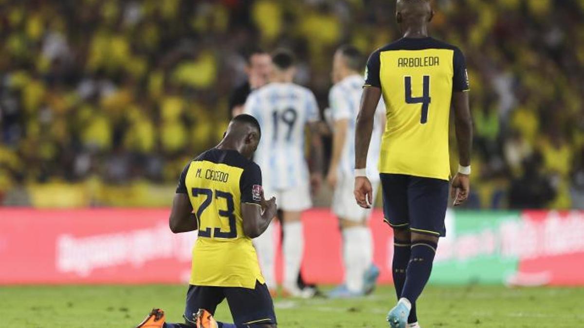 Dos jugadores ecuatorianos, antes del penalti que supuso su gol en el descuento contra Argentina.