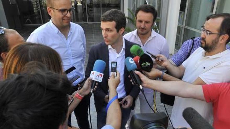 Pablo Casado, entre Adrián Ballester y Pablo Ruz, en un acto en Elche.