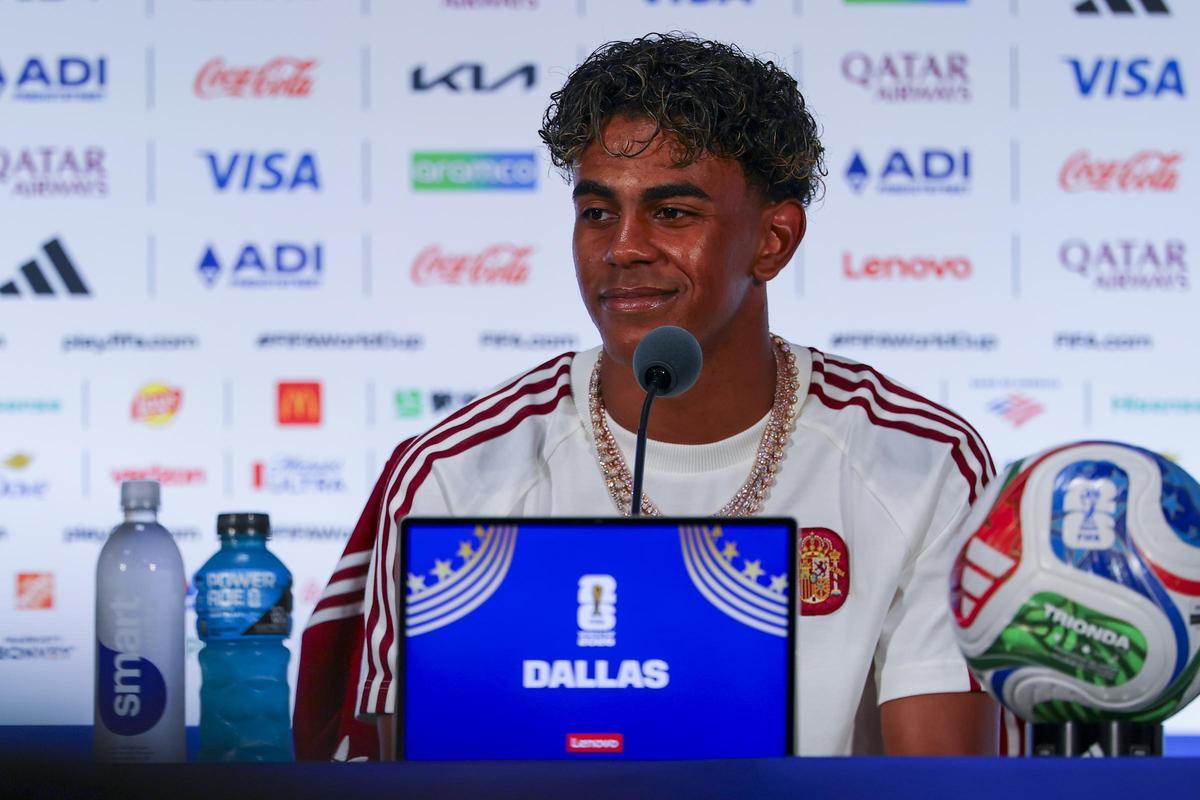 El jugador de la selección española Lamine Yamal comparece en rueda de prensa en Dallas
