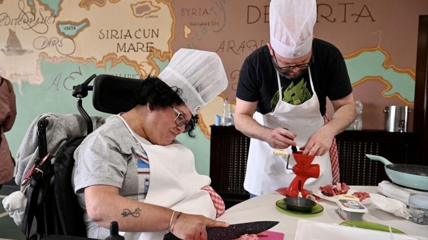 Arriba, Pepe Vieira e Iñaki Bretal, entre otros miembros del jurado, junto a los participantes. A la izquierda, dos de los “cocineros” del concurso de ayer.