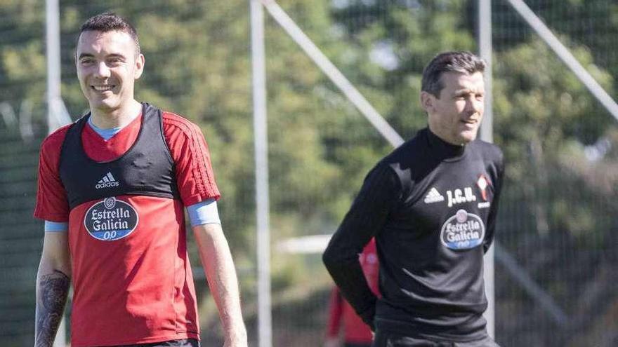 Iago Aspas, sonriente, con Juan Carlos Unzué, durante el entrenamiento de ayer en A Madroa. // C. Graña