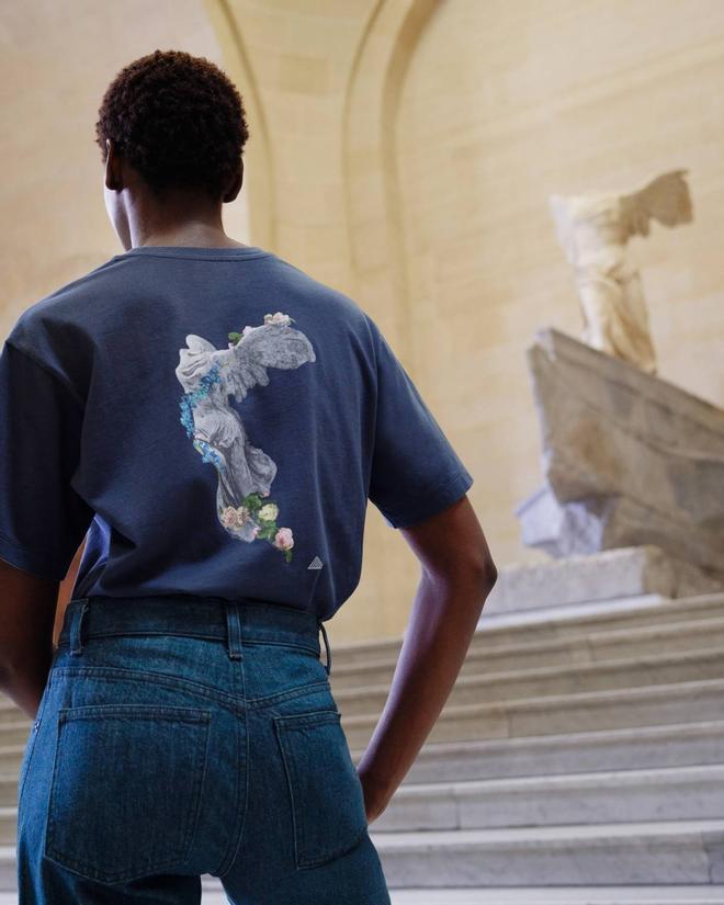 Camiseta de la colección de Uniqlo con el Museo del Louvre