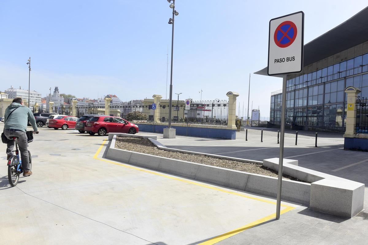 En la zona que cruza hacia Palexco se ha señalizado porque cuando funcione la parada pasará por ahí el autobús.