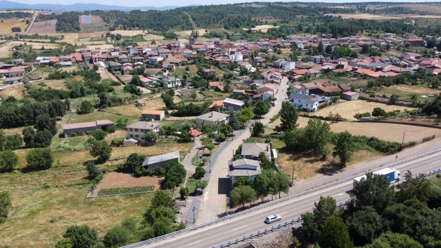 Vista aérea de Trabazos y miembros de la Corporación Municipal, presidida por Javier Faúndez. | Ch. S.