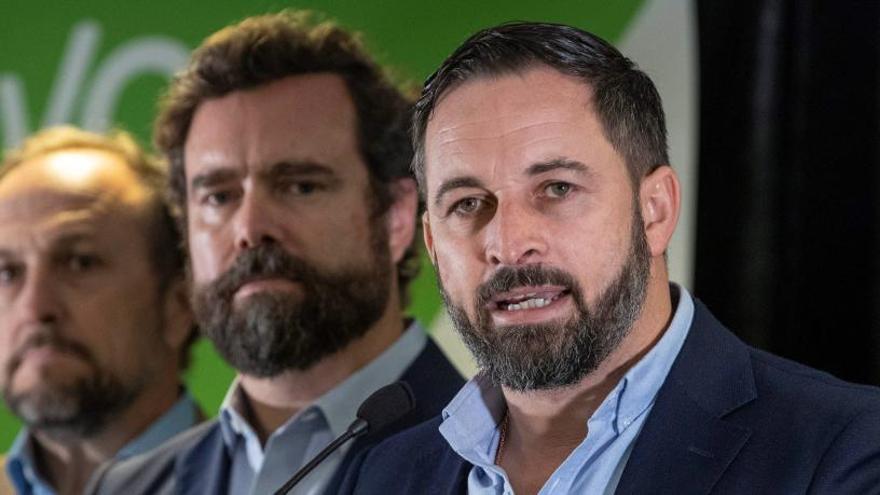 El presidente de Vox Santiago Abascal (d.).